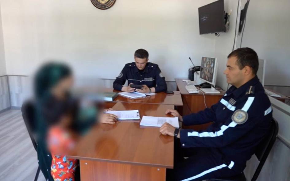 Toshkent metrosida yo‘lovchilar oyog‘iga yopishib tilanchilik qilgan qizning onasi jarimaga tortildi